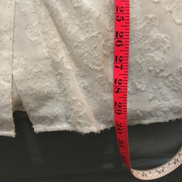 Unique white button up top size M - Picture 8 of 10